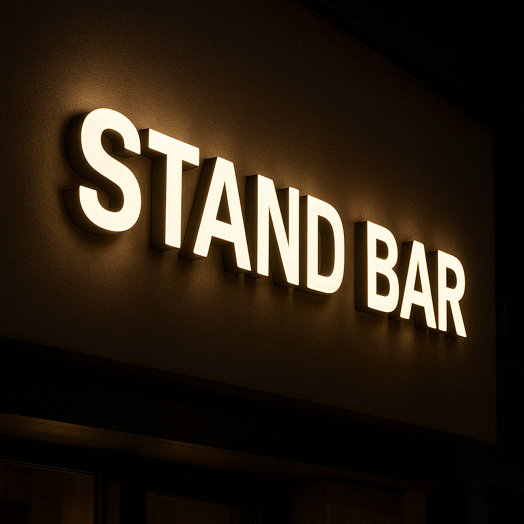 夜間に発光するチャンネル文字のファサード写真