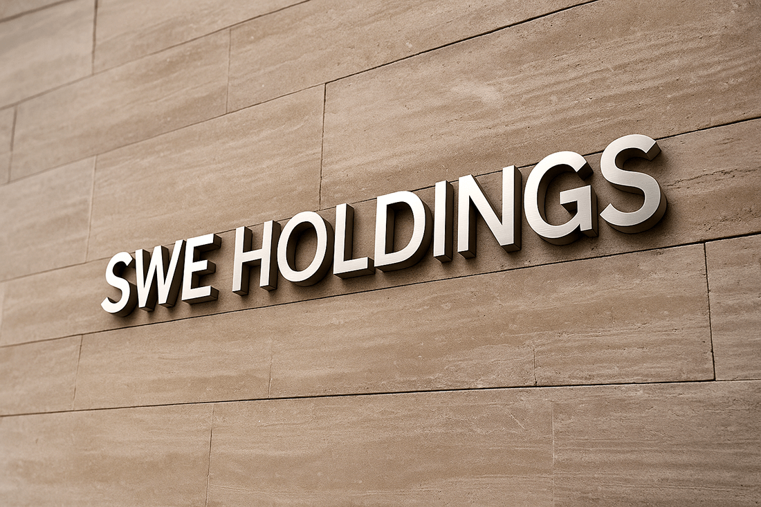 石張りのエントランス壁面にステンレス切文字の社名ロゴを設置したイメージ